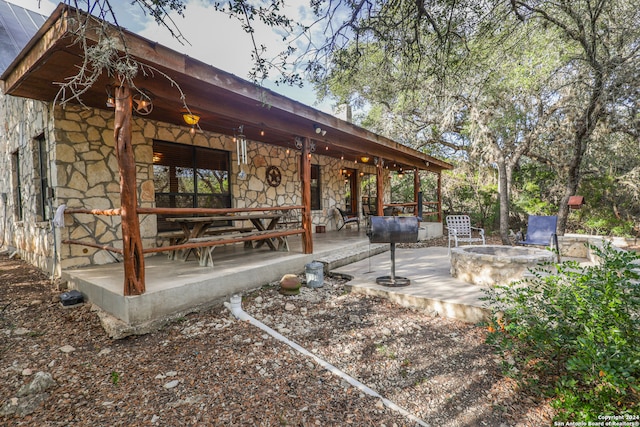 view of patio with a fire pit