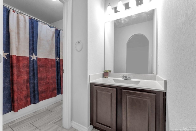 bathroom with a shower with shower curtain and vanity