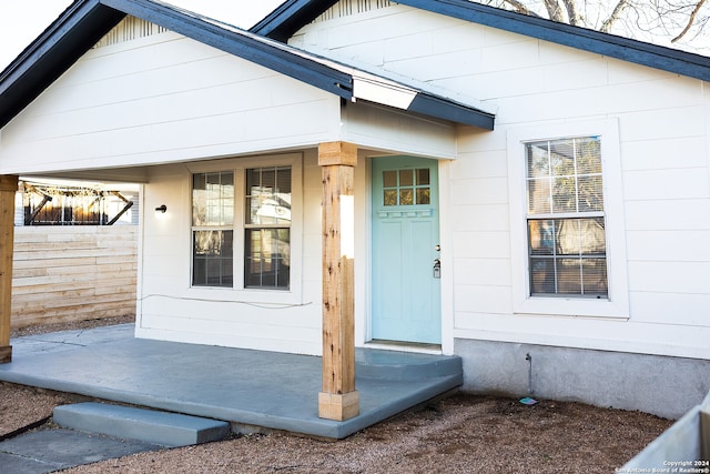 entrance to property featuring covered porch