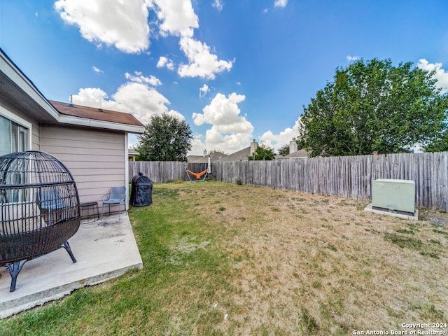 view of yard featuring a patio area