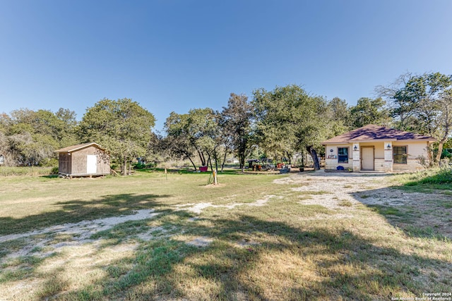 view of yard with a shed