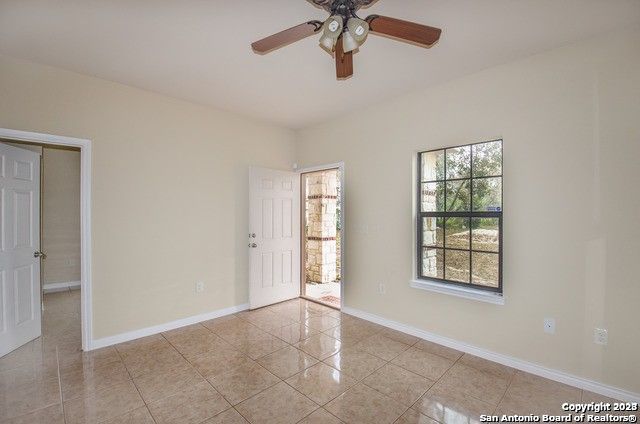 unfurnished room with light tile patterned flooring and ceiling fan