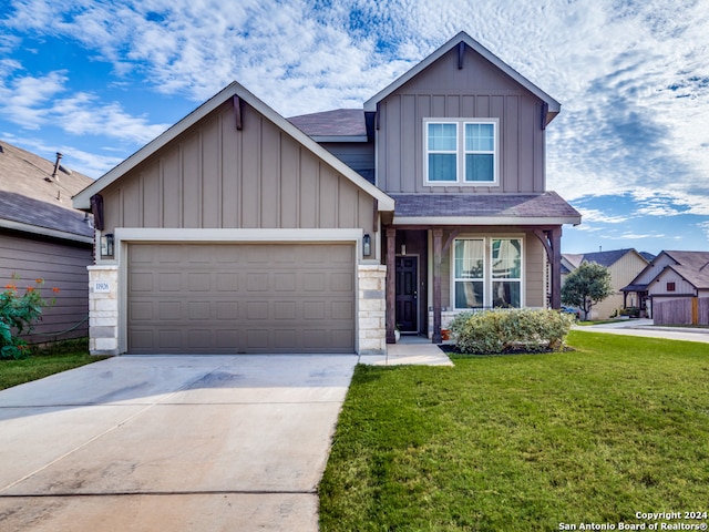 view of front of home featuring a front yard and a garage