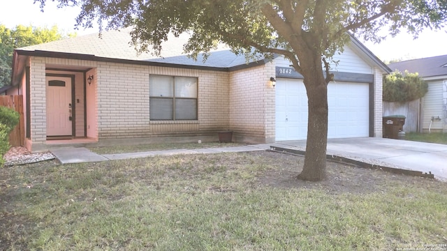 ranch-style house featuring a front lawn