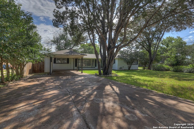 ranch-style home with a front yard