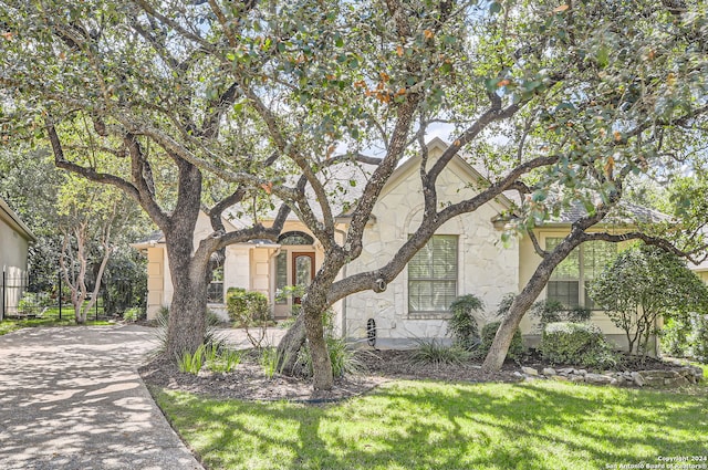 view of front of property featuring a front yard