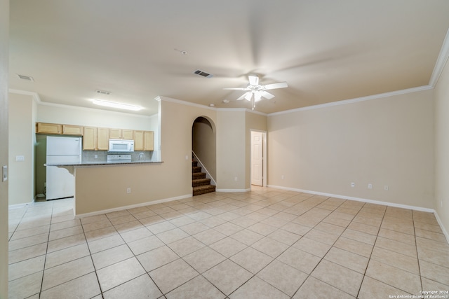 empty room featuring light tile patterned floors, ornamental molding, and ceiling fan