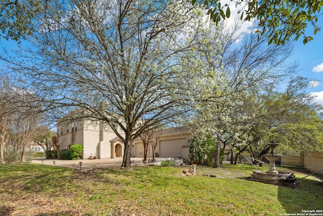 view of front of house featuring a front yard and a garage