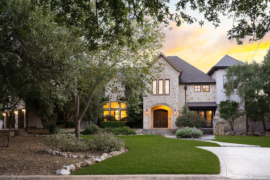 view of front of house featuring a lawn