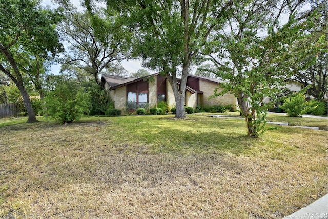 view of front of property featuring a front lawn