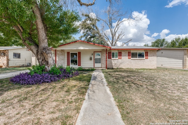 ranch-style home featuring a front lawn