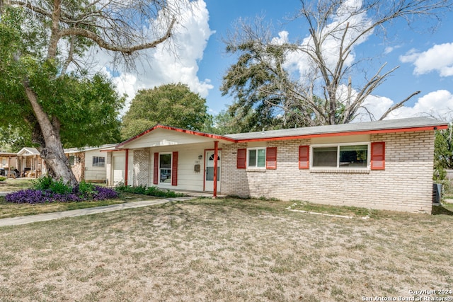 ranch-style house featuring a front lawn