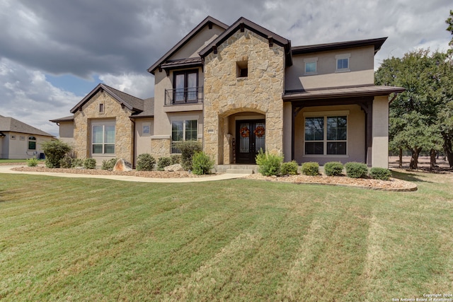 view of front of home featuring a front lawn