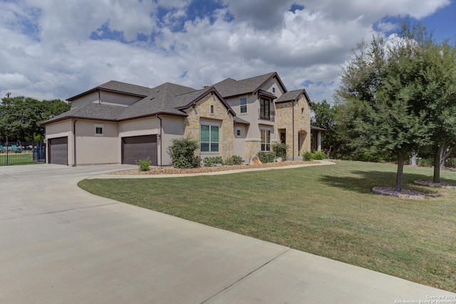 view of front facade featuring a front yard