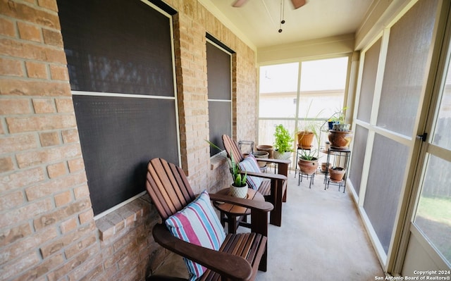 sunroom with ceiling fan