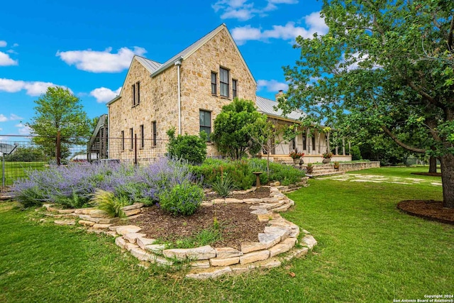 view of side of property featuring a lawn