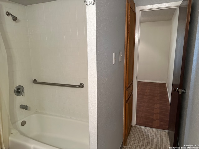 bathroom with tiled shower / bath