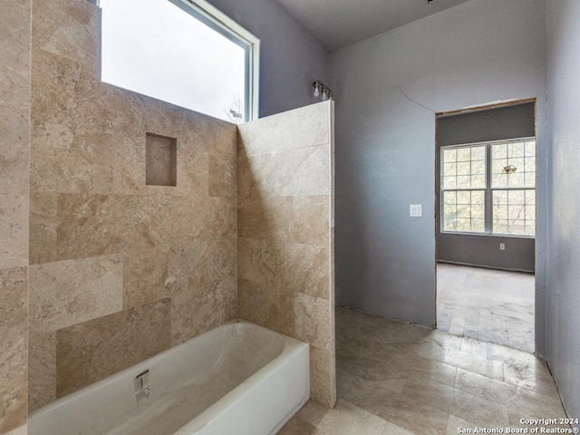 bathroom with tiled shower / bath