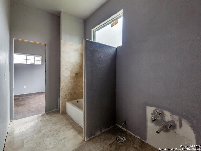 bathroom with tiled shower / bath combo