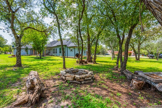 view of yard featuring a fire pit