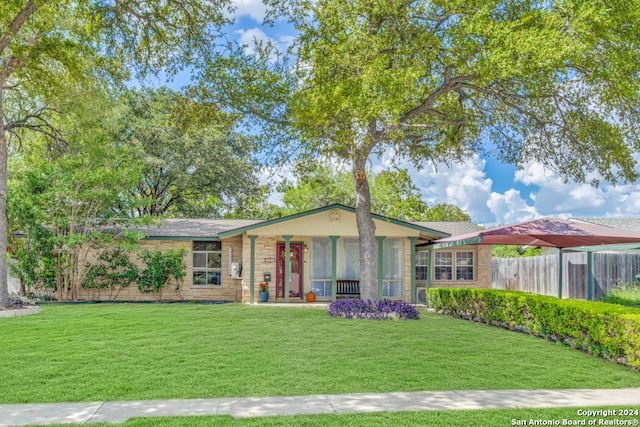 single story home with a front yard