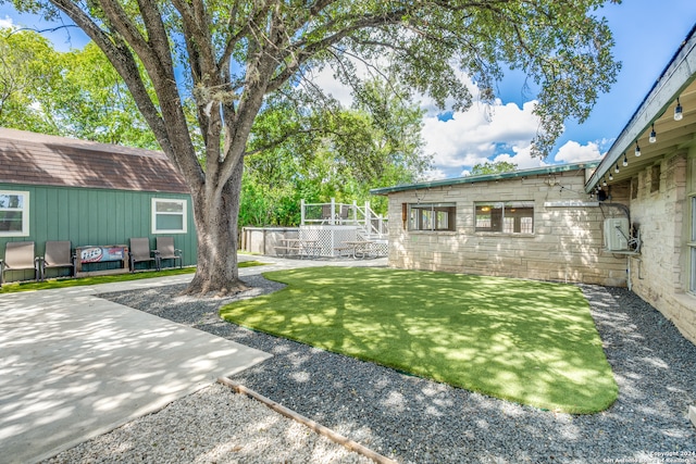 view of yard featuring a patio