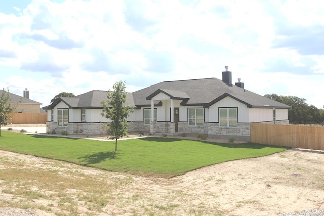 view of front of house featuring a front lawn