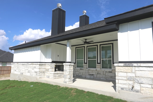 property entrance featuring ceiling fan and a yard