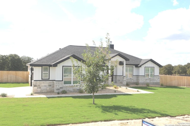 view of front facade with a front yard