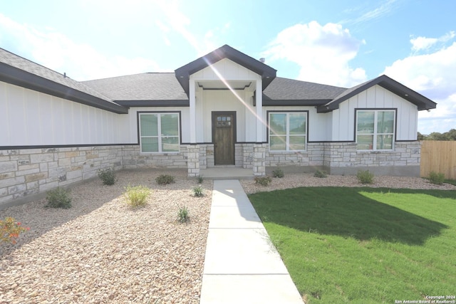 view of front of property with a front lawn