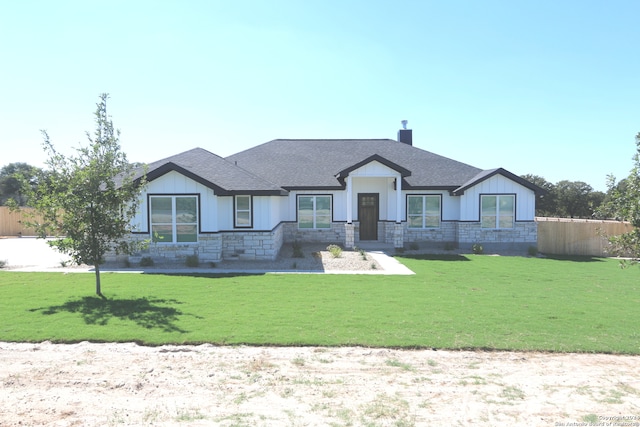 view of front facade featuring a front yard