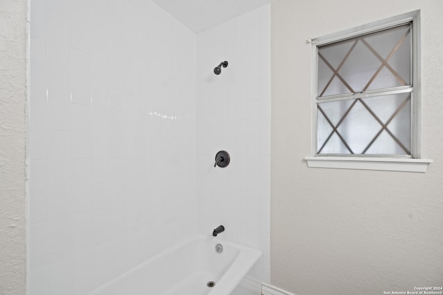 bathroom featuring tiled shower / bath