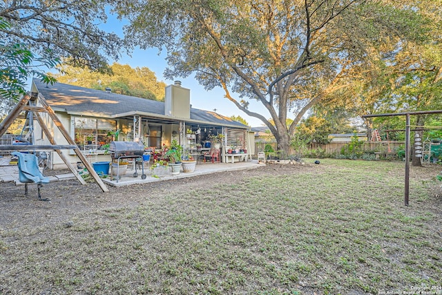 view of yard featuring a patio area