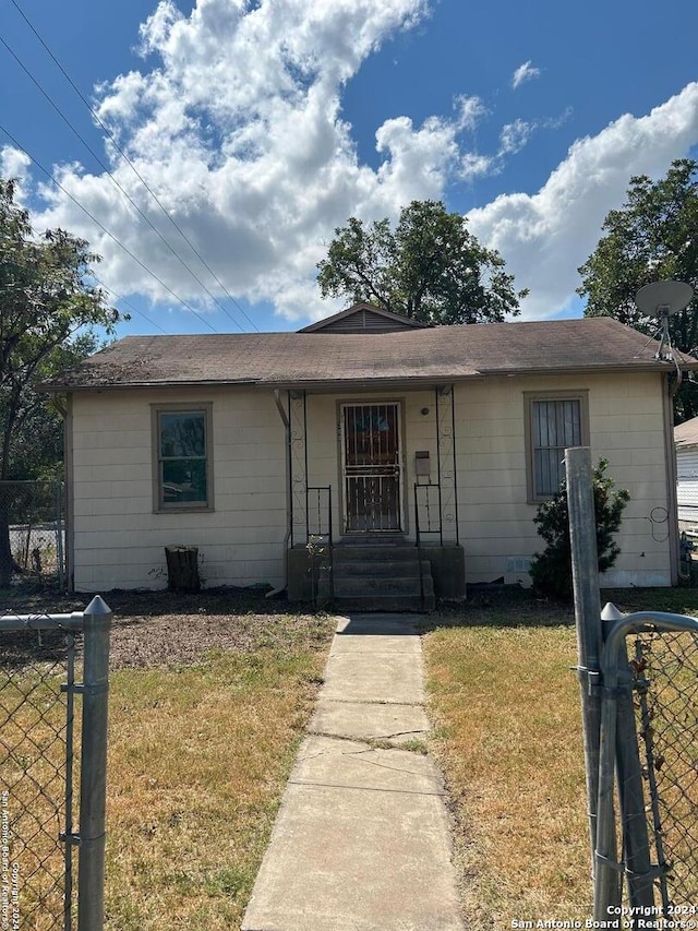 single story home featuring a front yard