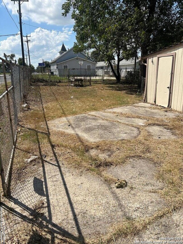 view of yard with a shed