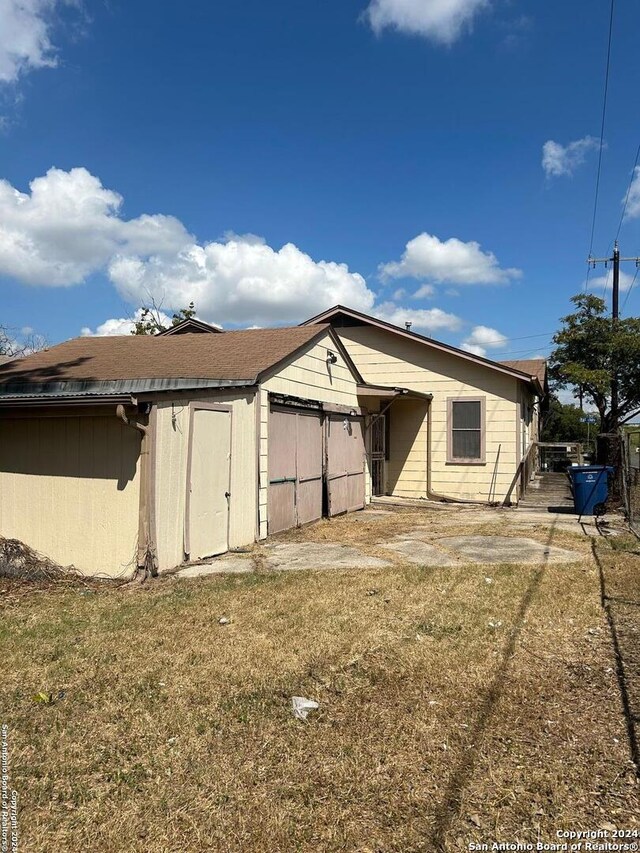 exterior space featuring a lawn