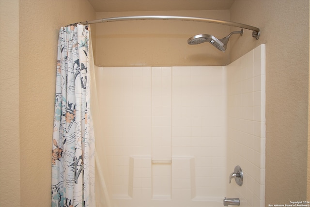 bathroom with shower / tub combo