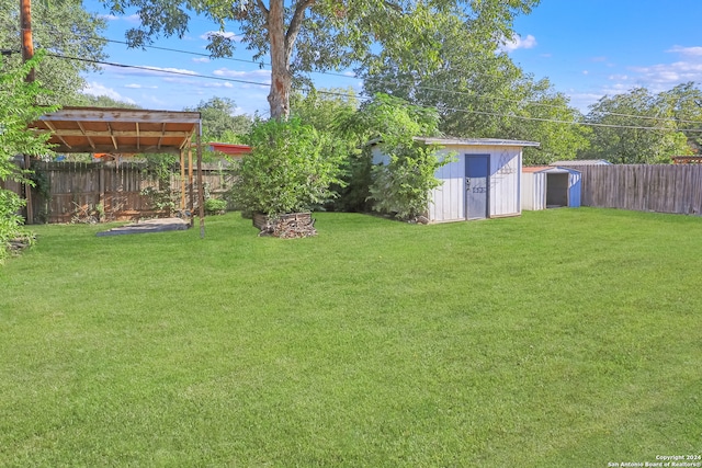 view of yard featuring a storage unit