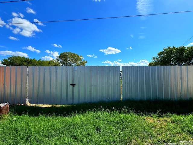 133 Rio Grande St, Uvalde, TX 78801 - view of gate