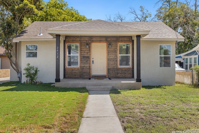 view of front of property with a front lawn