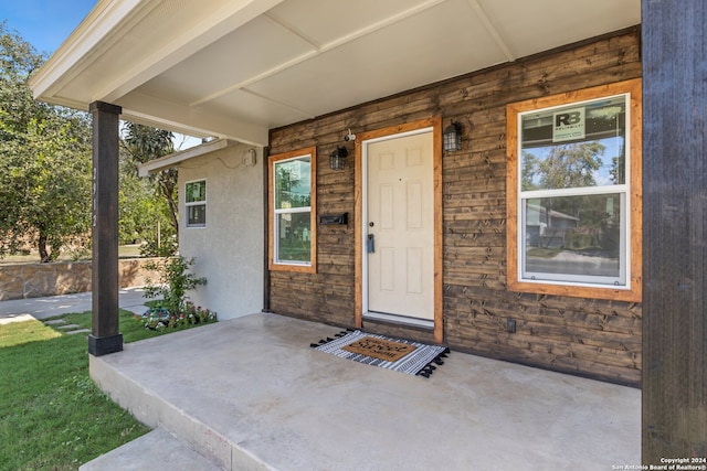 doorway to property with covered porch