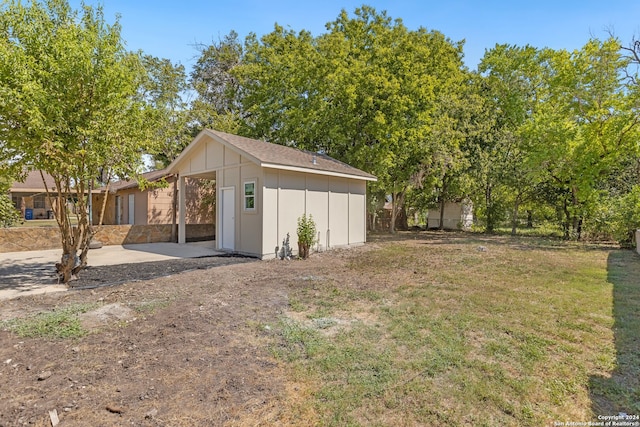 view of yard with a patio area