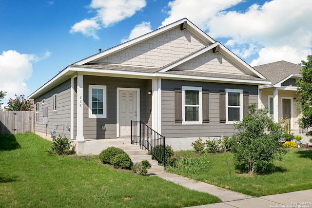 view of front of property featuring a front yard