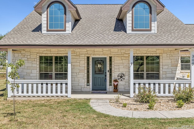 view of front facade featuring a porch and a front yard