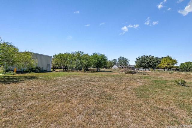 view of yard featuring a rural view