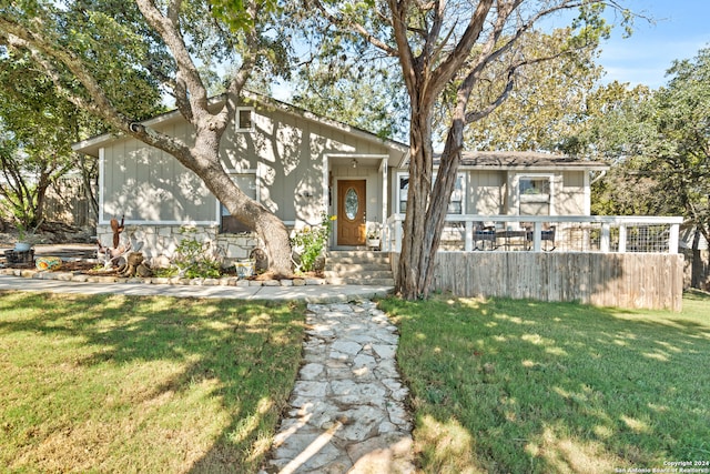 view of front facade with a front yard