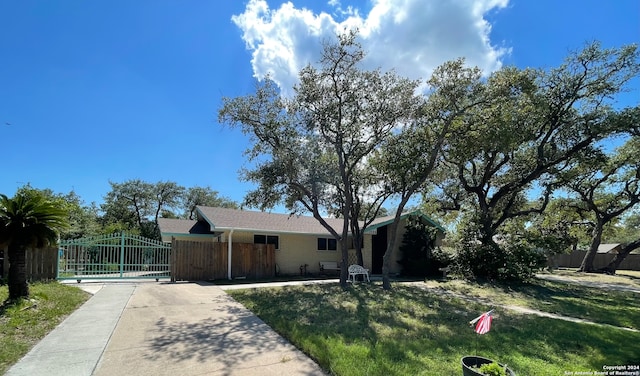 ranch-style house featuring a front lawn