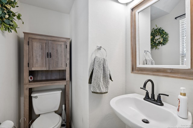 bathroom featuring toilet and sink