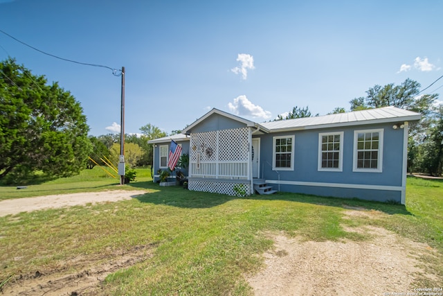 view of front of property with a front yard