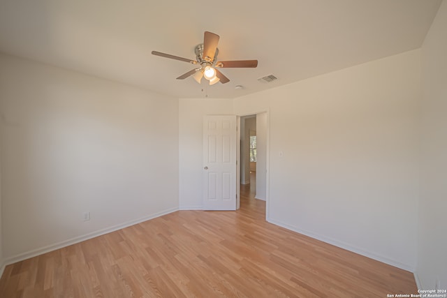 unfurnished room featuring light hardwood / wood-style floors and ceiling fan